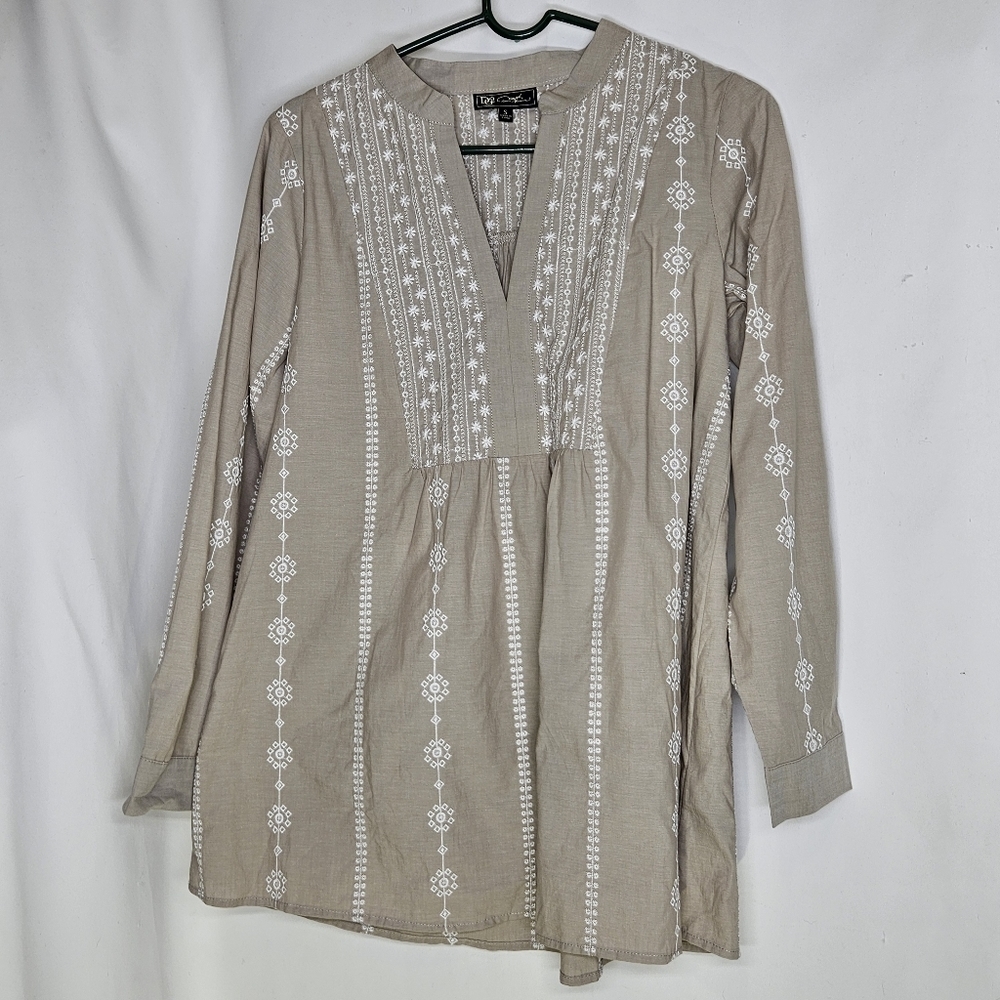 DG2 Diane Gilman NWOT  White Embroidered Tan Tunic Babydoll Lightweight‎ size S